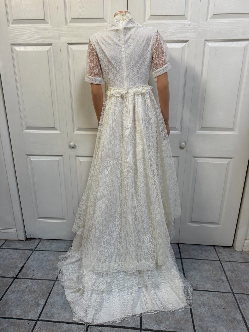 VTG Ivory Lace Bridal Gown Scalloped Neckline Short Sleeves Wedding Dress Sz 12 - Picture 4 of 16